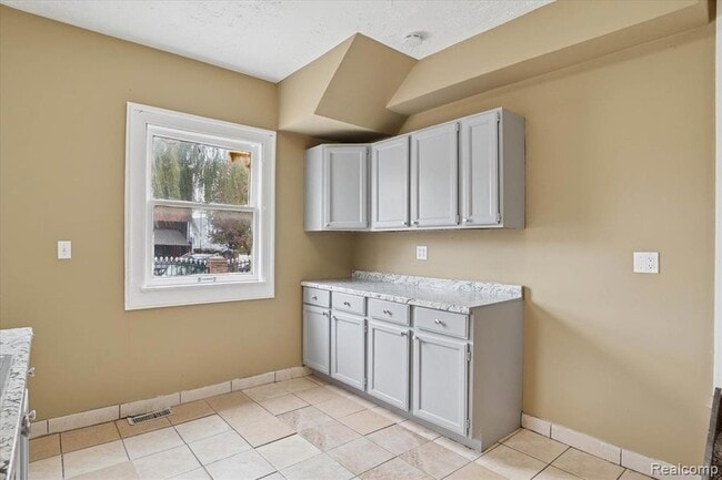 Building Photo - 5421 Toledo St