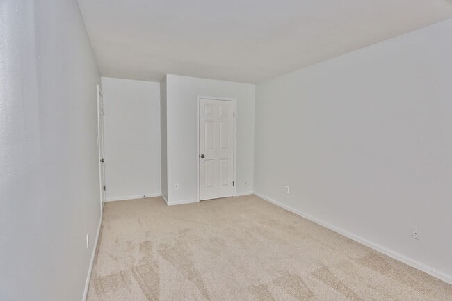 Building Photo - Beautifully Updated Townhome In Ocean Lake...