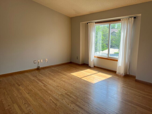 Building Photo - Beautifully Updated 4-Bed Home in Prime NW...