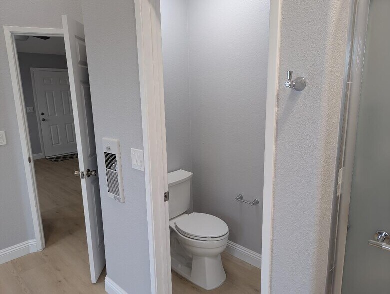 Ensuite water closet - 327 E Palomar St