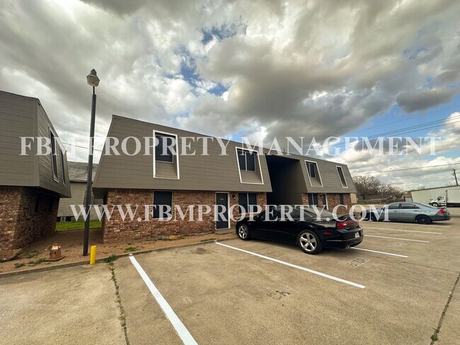Building Photo - Willow Court Apartments, Unit 204 - 2 Bedroom, 1 Bathroom Apartment Home in Mexia, TX!