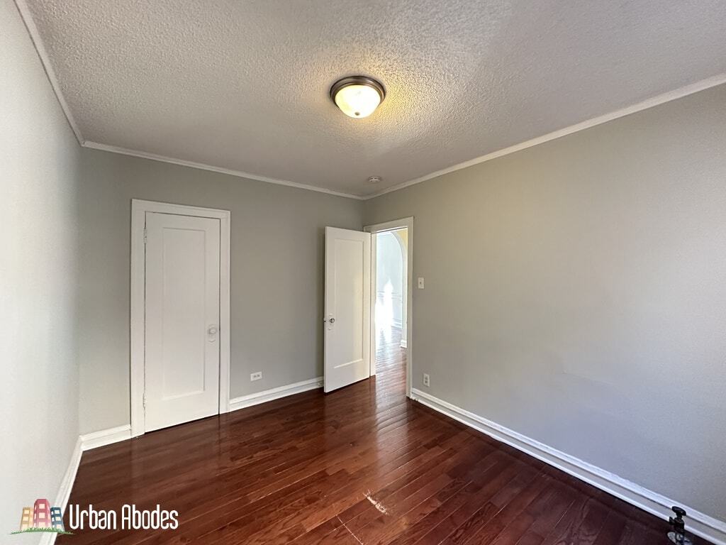 Building Photo - 528 W Surf St