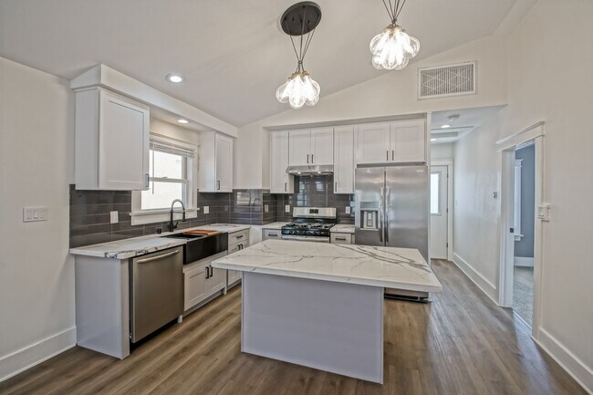 Building Photo - 827 N Lucia Ave