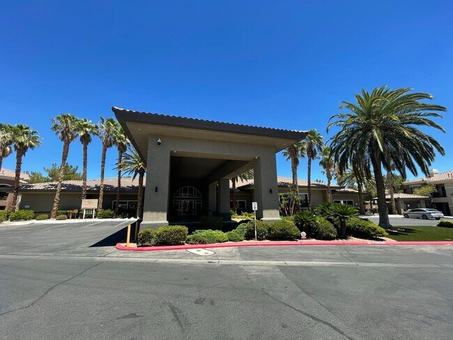 Building Photo - First Floor Condo Unit in Gated Community!