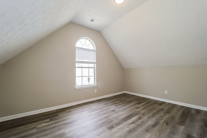 Building Photo - 1550 Leonard St