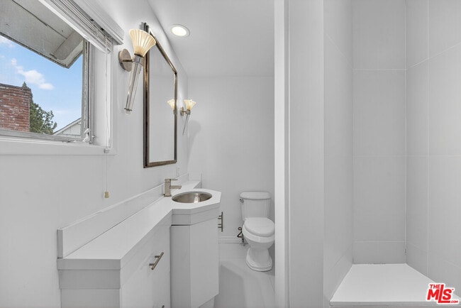 Building Photo - 935 Linda Flora Dr