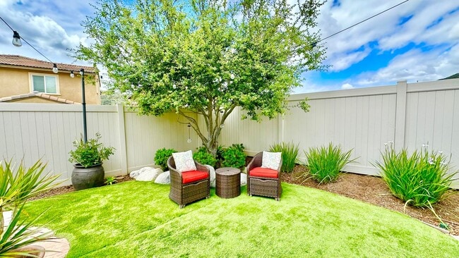 Building Photo - Beautiful "Model" Home in the Horse Creek ...