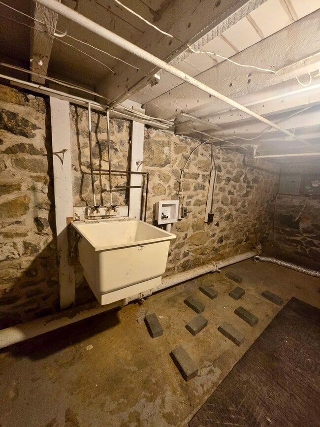 Building Photo - 3 Bedroom