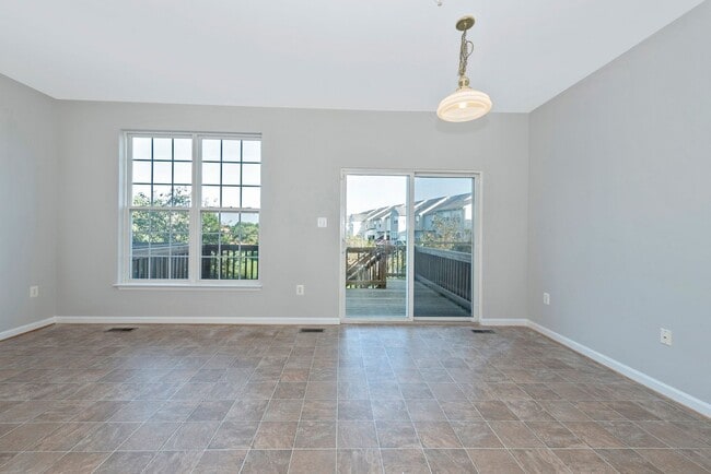 Building Photo - Fantastic Townhouse w/ Garage - Quick High...