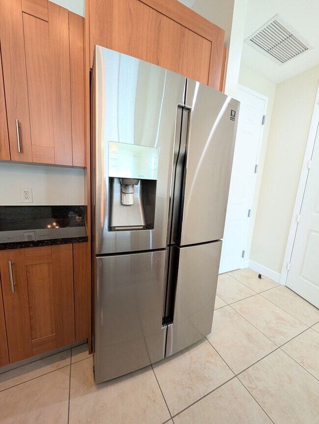 Building Photo - Modern 1BR/1BA Condo with 2 Parking Spaces – Prime Coral Gables Location