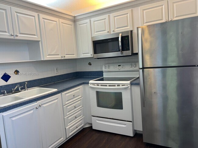 Building Photo - 9441 Evergreen Pl