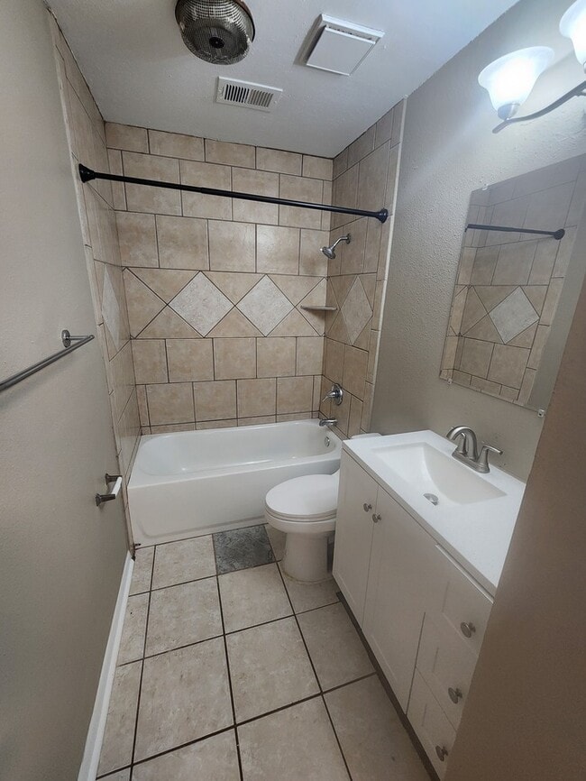 Building Photo - 3 bed 2 bath 2 story townhome, 1 carport