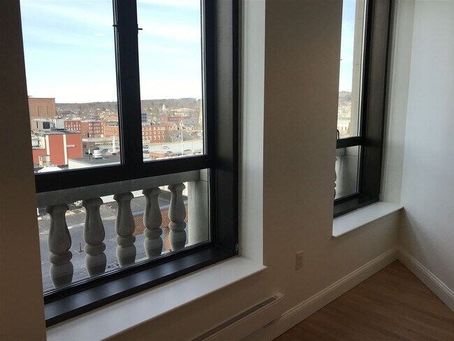 Building Photo - 875 Elm St