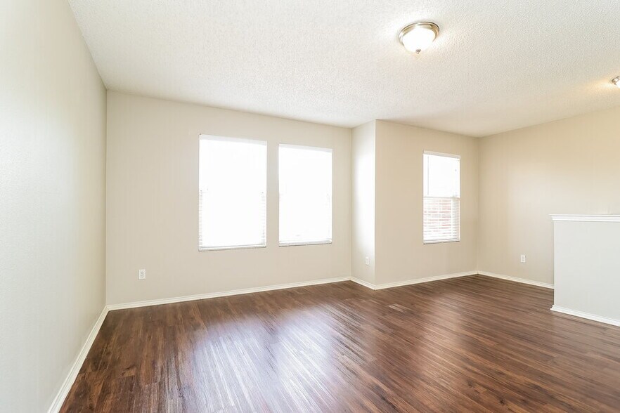 Building Photo - 8737 Hunters Point Way