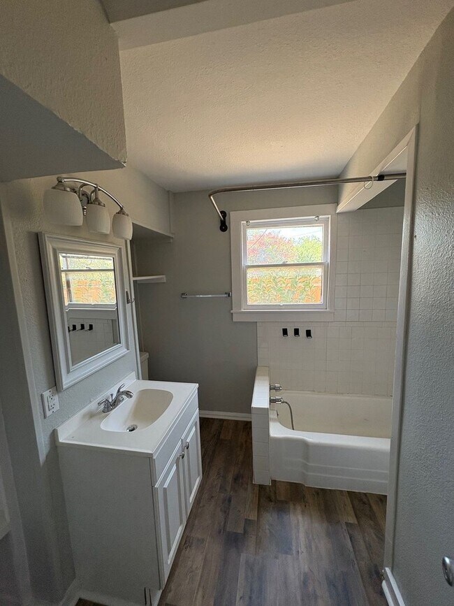Building Photo - Studio Apartment with 1 Bathroom in Histor...