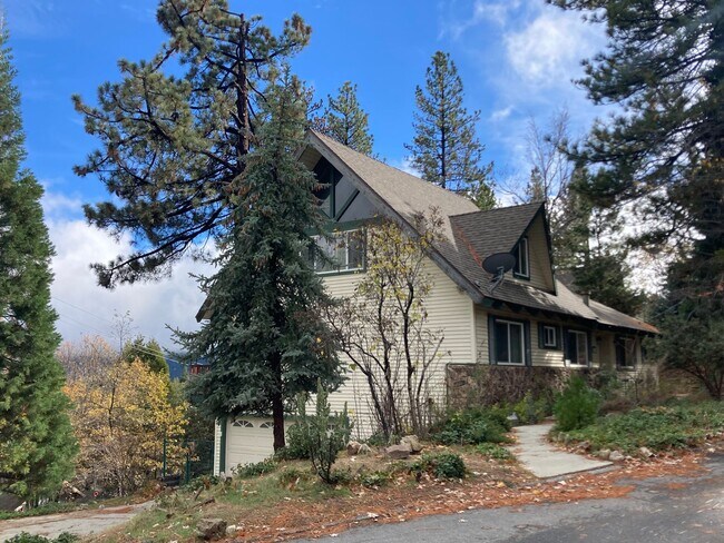 Building Photo - Beautiful 5 Bedroom 3 Bath Lake View Home with Two Car Garage