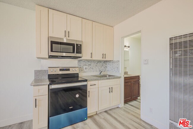 Building Photo - 305 E Plymouth St