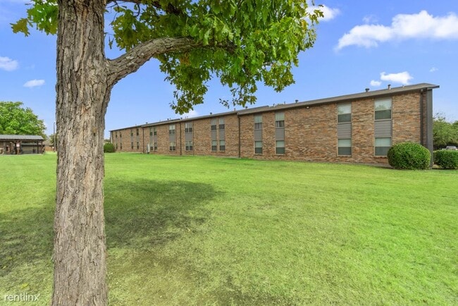 Building Photo - 3 br, 1.5 bath Apartment - Cleburne Plaza C