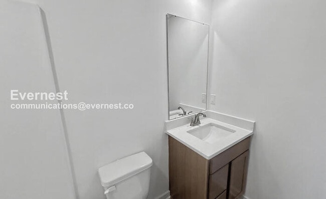 Building Photo - 3 Bed/3 Bath Townhome with Off-Street Parking / Pet-Friendly / Vouchers Accepted / Available Now!