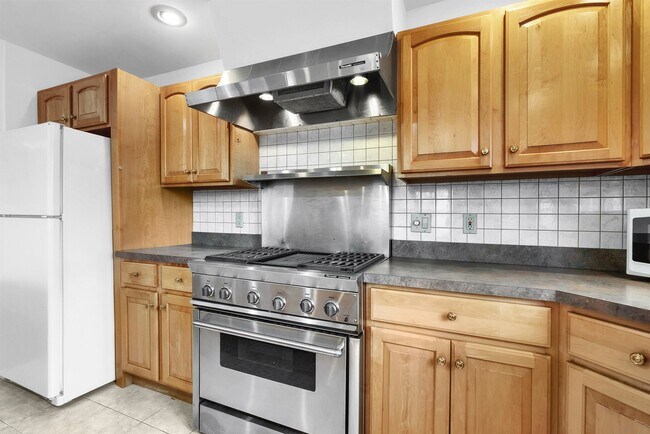 Building Photo - 234 Cliff St