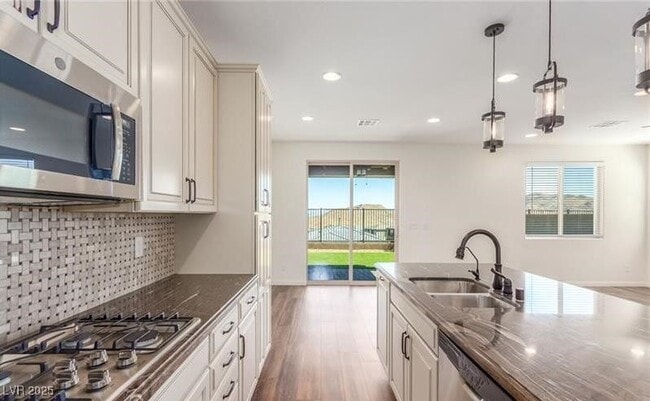 Building Photo - 12556 Skylight View St