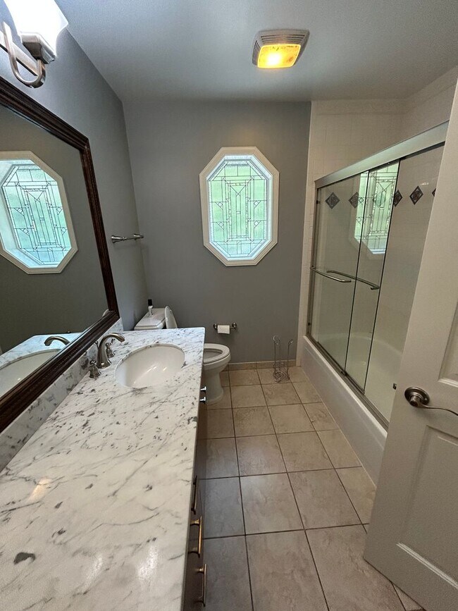 Building Photo - For Rent – Stunning 4-Bedroom NW Contempor...