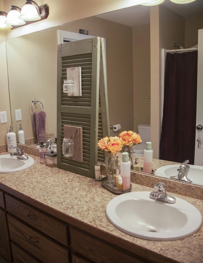 Building Photo - 516 Stone Pointe Dr