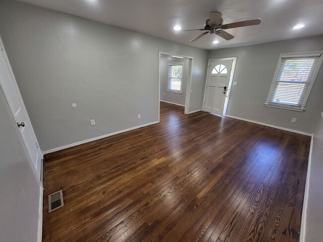 Building Photo - Remodeled 2 bedroom, 1 bathroom house in Capitol View neighborhood Edmond, OK with washer and dry...