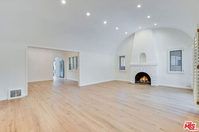 Building Photo - 344 S Swall Dr