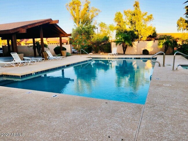 Building Photo - 906 S Lola Ln