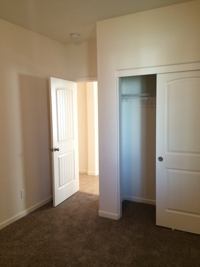 Building Photo - 4+2 - Near McKee Rd and Mountain Ridge in ...