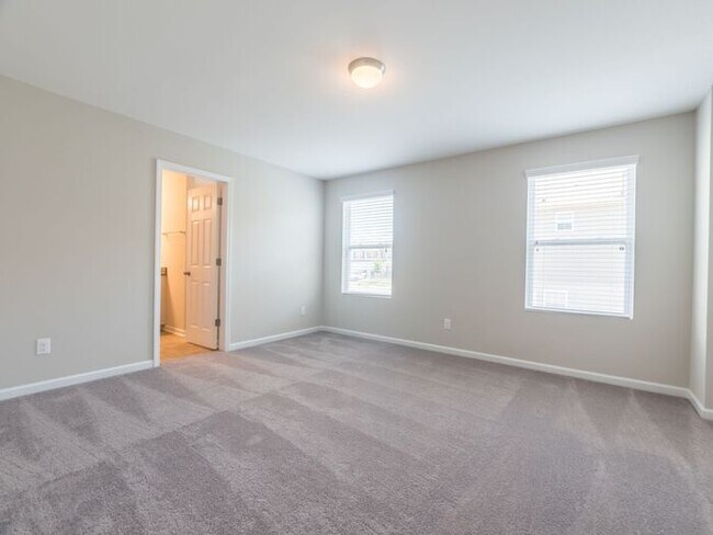 Building Photo - Beautiful 3BD/2.5BTH End Unit Townhome in ...