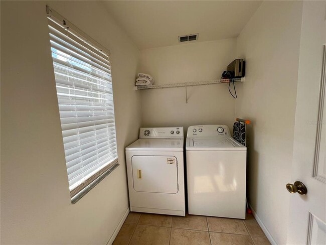 Building Photo - 8127 Fan Palm Way