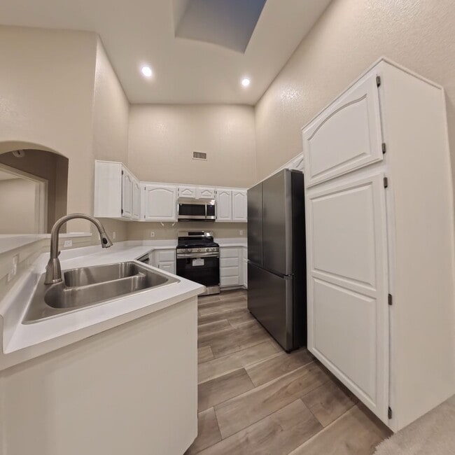 Building Photo - Beautifully Renovated 2nd-Floor Condo in Prime Location