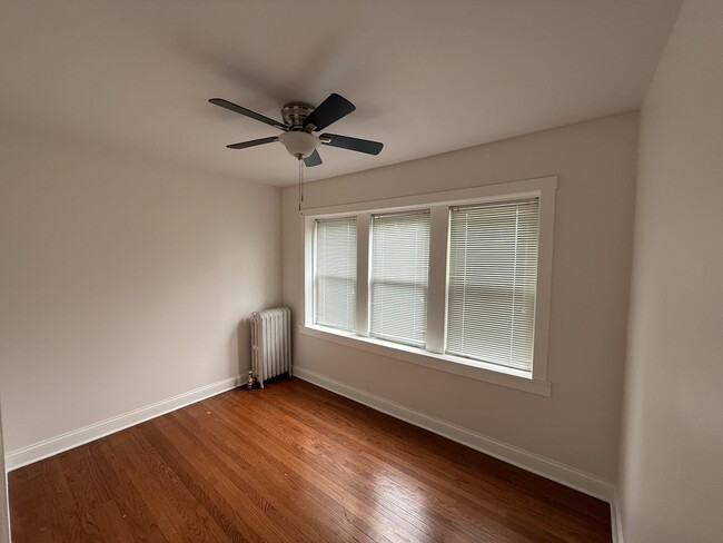 Building Photo - 5521 W Farragut Ave
