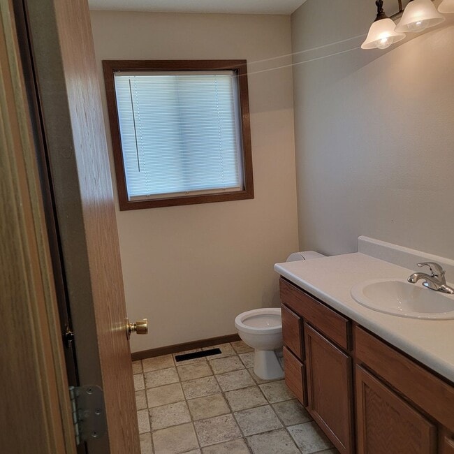 Building Photo - 3 BED | 2 BATH | SPLIT-FOYER HOME | RAPID ...