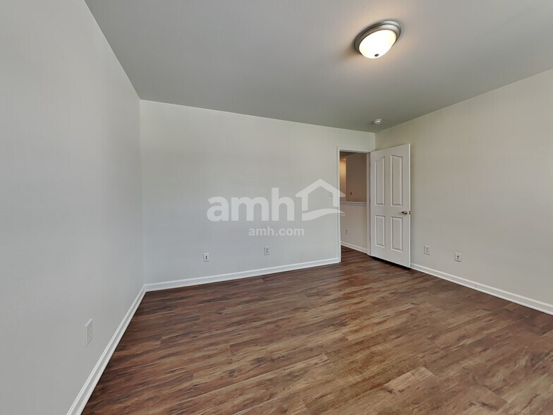 Building Photo - 2526 Ingleside Dr