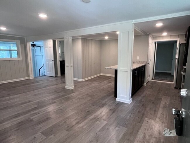 Building Photo - Lake View