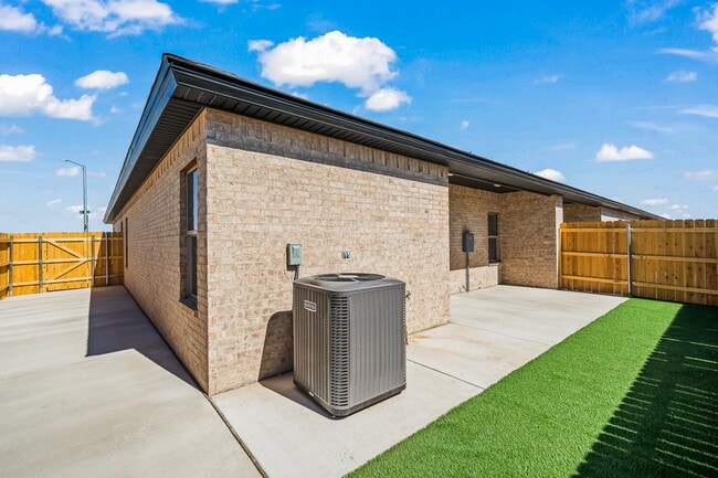 Building Photo - Like new townhome in Frenship East!