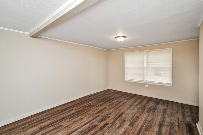 Building Photo - Charming Home with Open Floor Plan & Cover...
