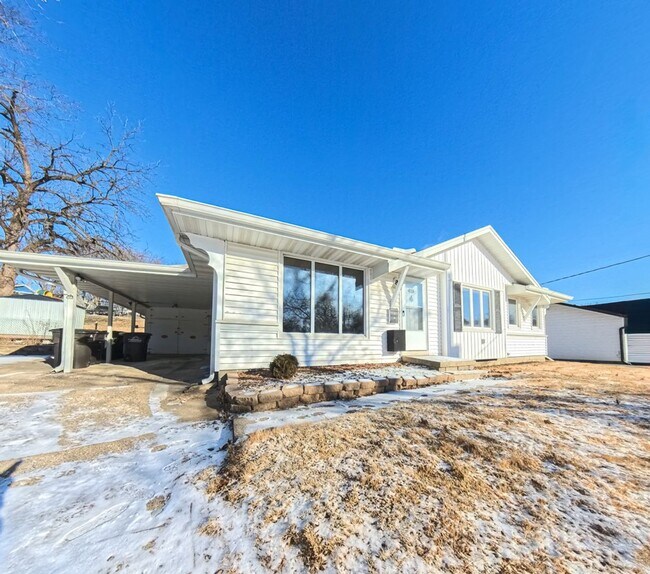 Building Photo - Spacious 3-Bedroom, 1-Bath Ranch - South Side Location