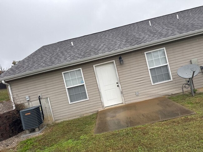 Building Photo - 165 Lyle Curtis Cir