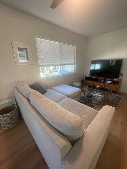 View of LR - 1134 Bay St NE