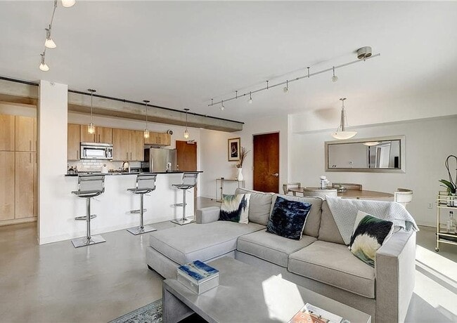 Building Photo - 800 Brazos St