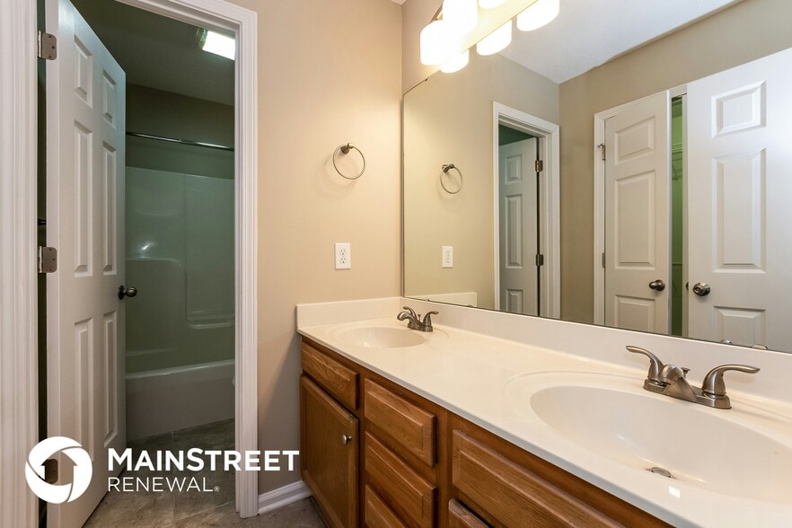 Building Photo - 17 Hickory St SW