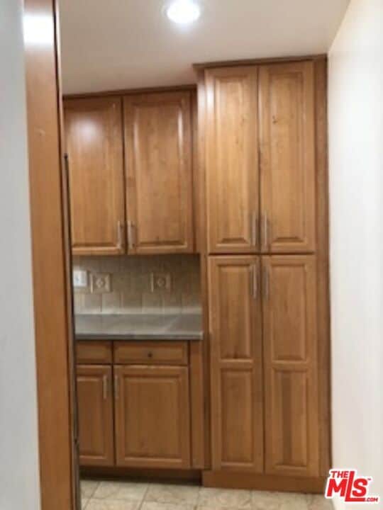 Building Photo - 622 S Barrington Ave