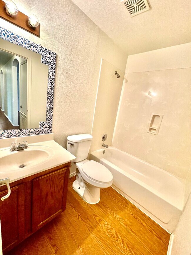 Building Photo - Home near downtown Austin and Airport!