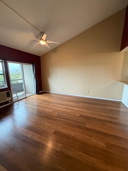 Building Photo - 6930 Hyde Park Dr