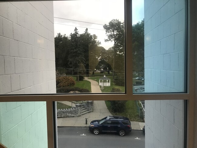 Building Photo - 61 Chestnut St