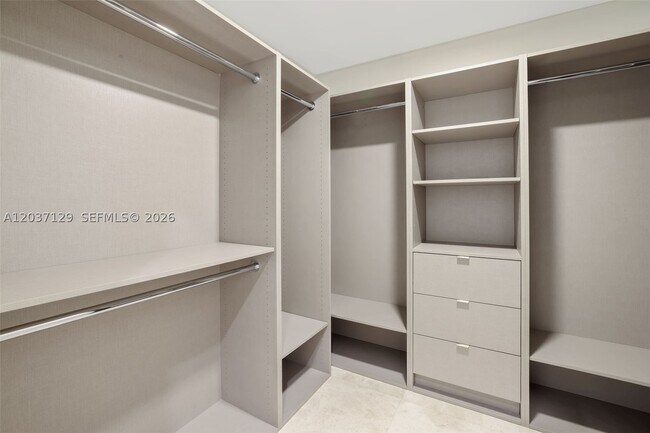 Building Photo - 1500 Bay Dr E